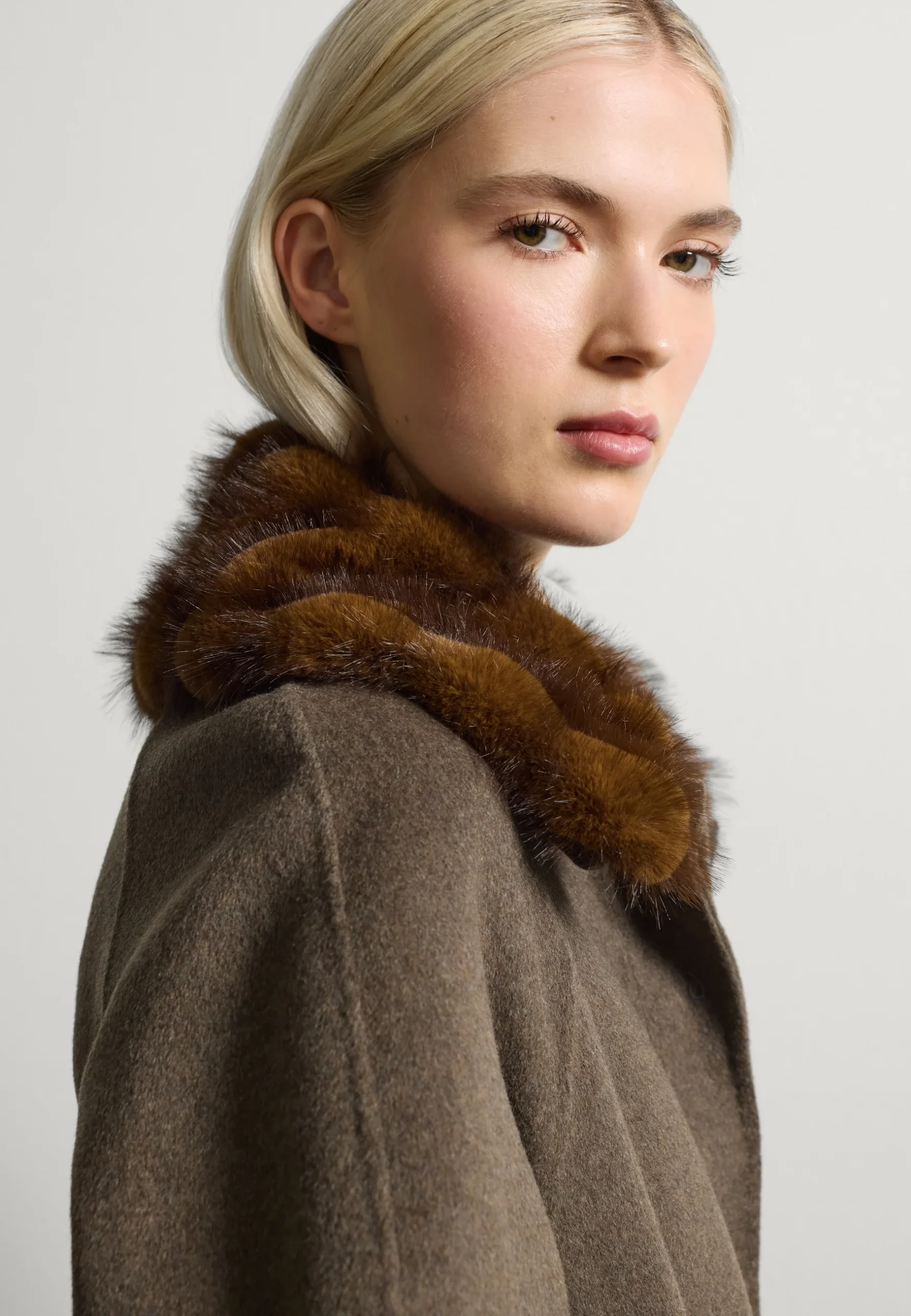 STEFANEL PALTAS CHAKI - Image 2